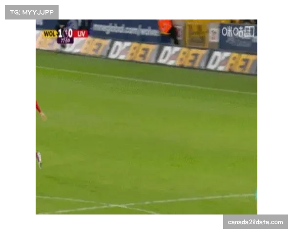 特写瞬间：狼队中场在成功抢断后，立即发动长传找到前锋形成单刀